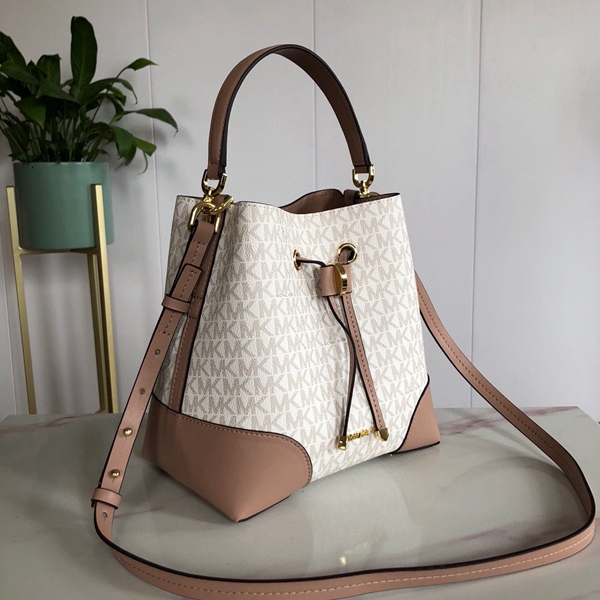 マイケルコースバッグ背面デザイン